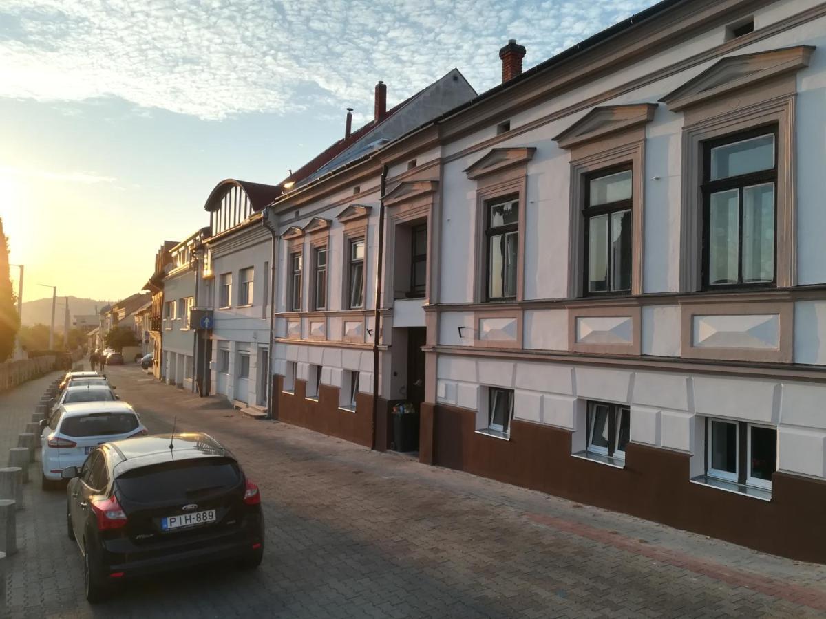 Aradi Apartman Pecs Bagian luar foto