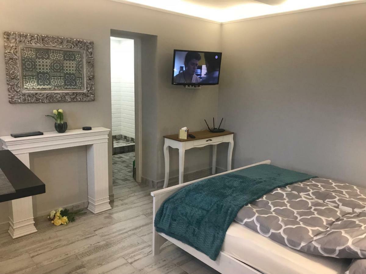 Aradi Apartman Pecs Bagian luar foto